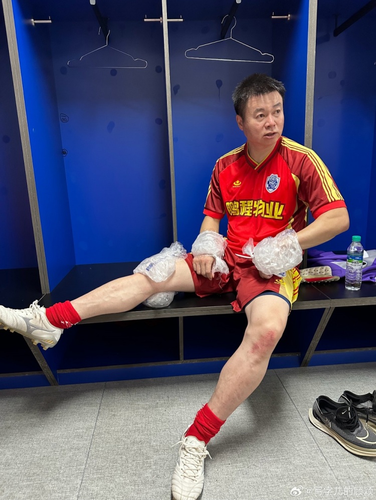 記者：于根偉老甲A比賽被踢傷，膝蓋也花了手腕也腫了